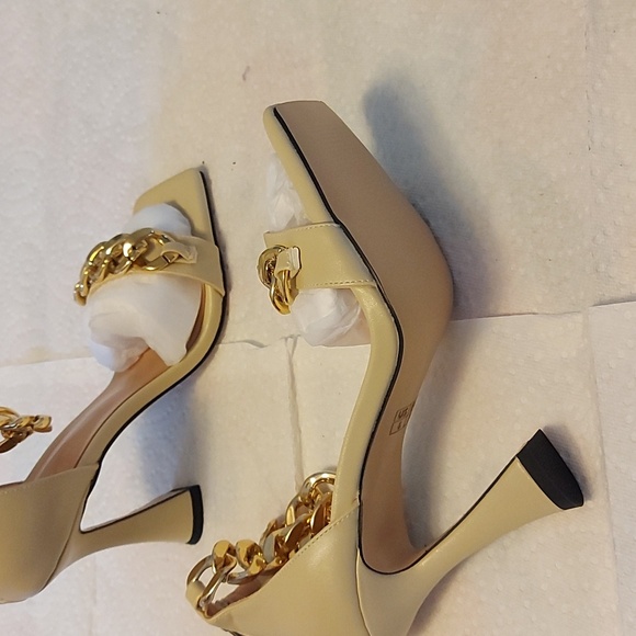 Woman's shoes - Picture 5 of 11